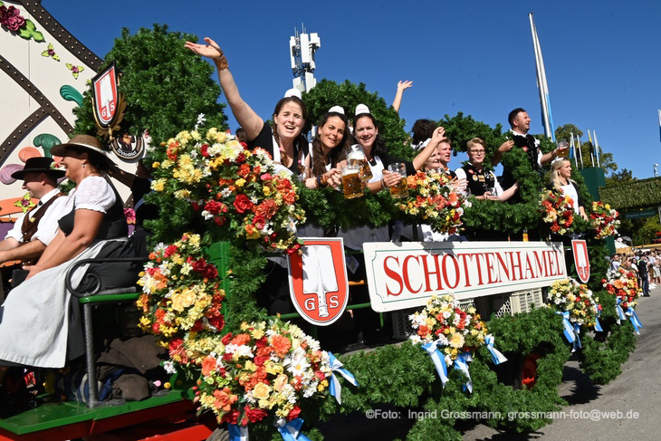 Zuvor noch der Einzug der Wiesnwirte (©Foto: Ingrid Grossmann)